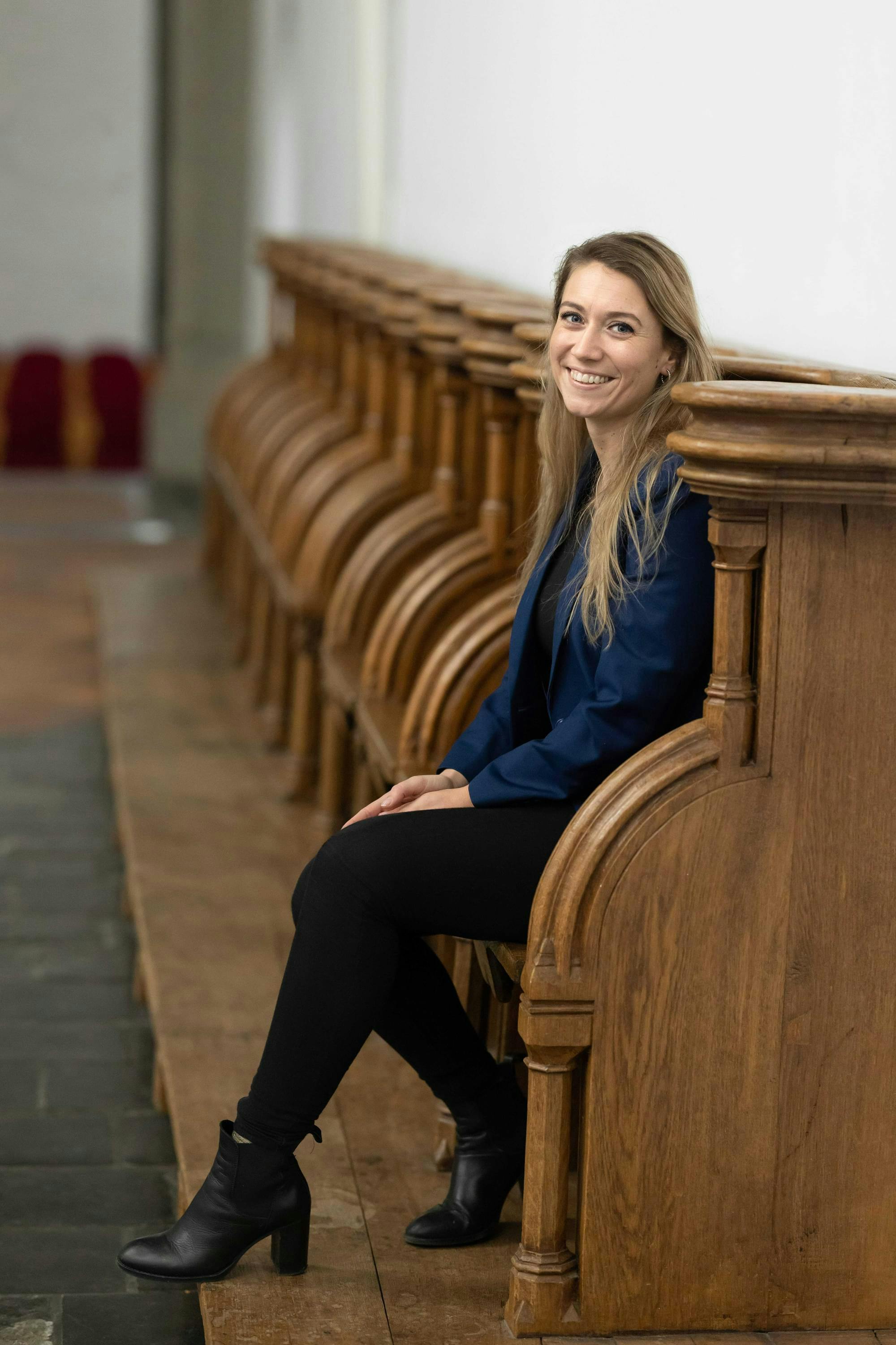 Een foto van Hitske Aspers zittend in een kerkbank, geschoten door Marieke Wijntjes ©