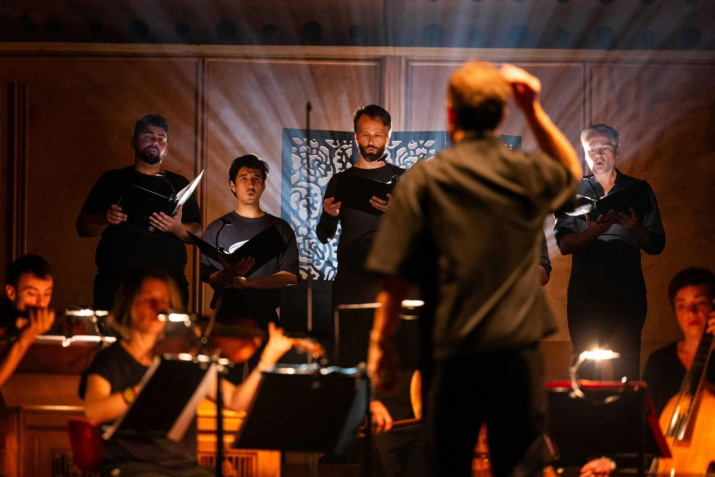 Foto van dirigent dat een orkest aanstuurt