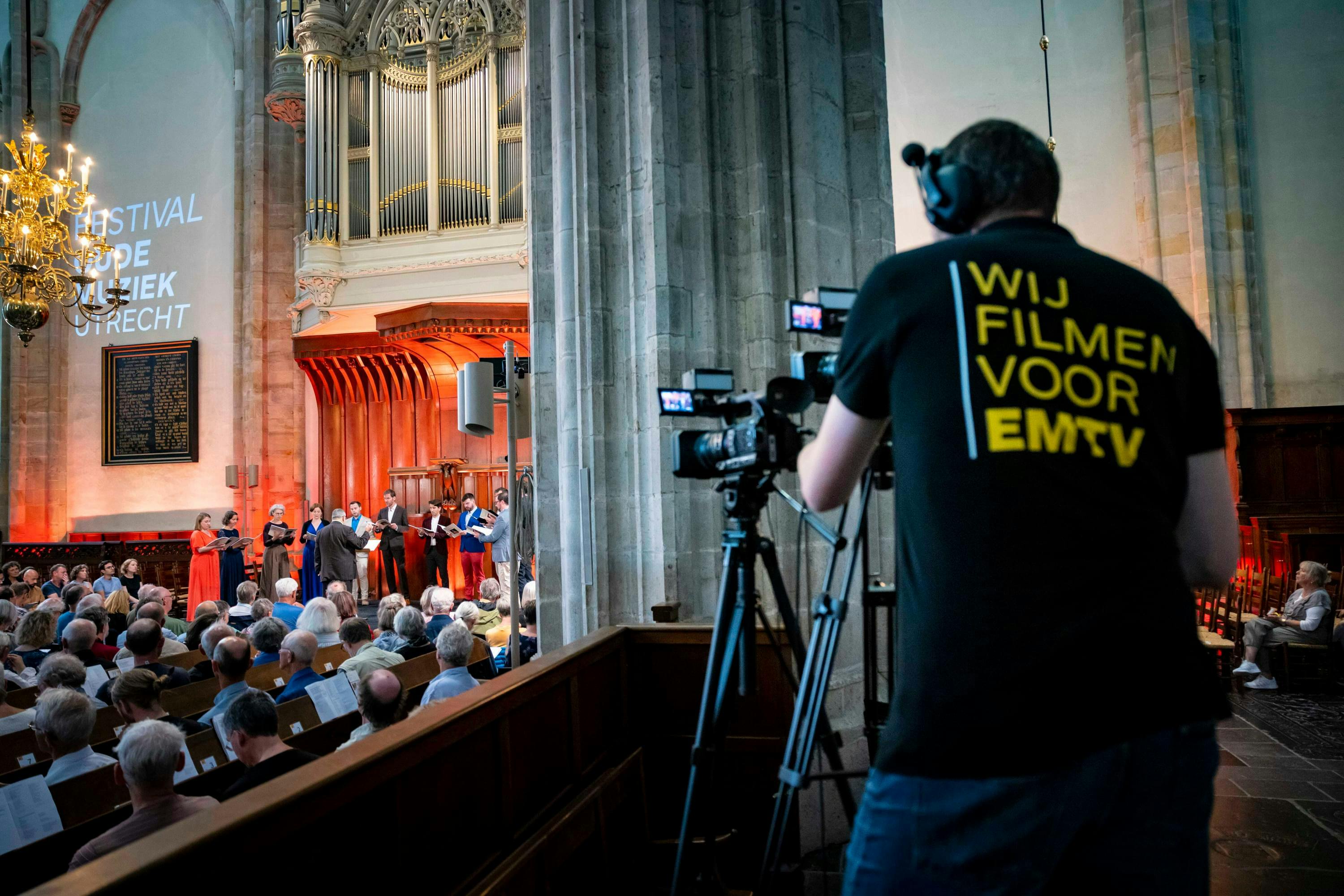 Cameraman die opnames maakt voor EMTV van Huelgas Ensemble op FOMU23 gefotografeerd door Foppe Schut