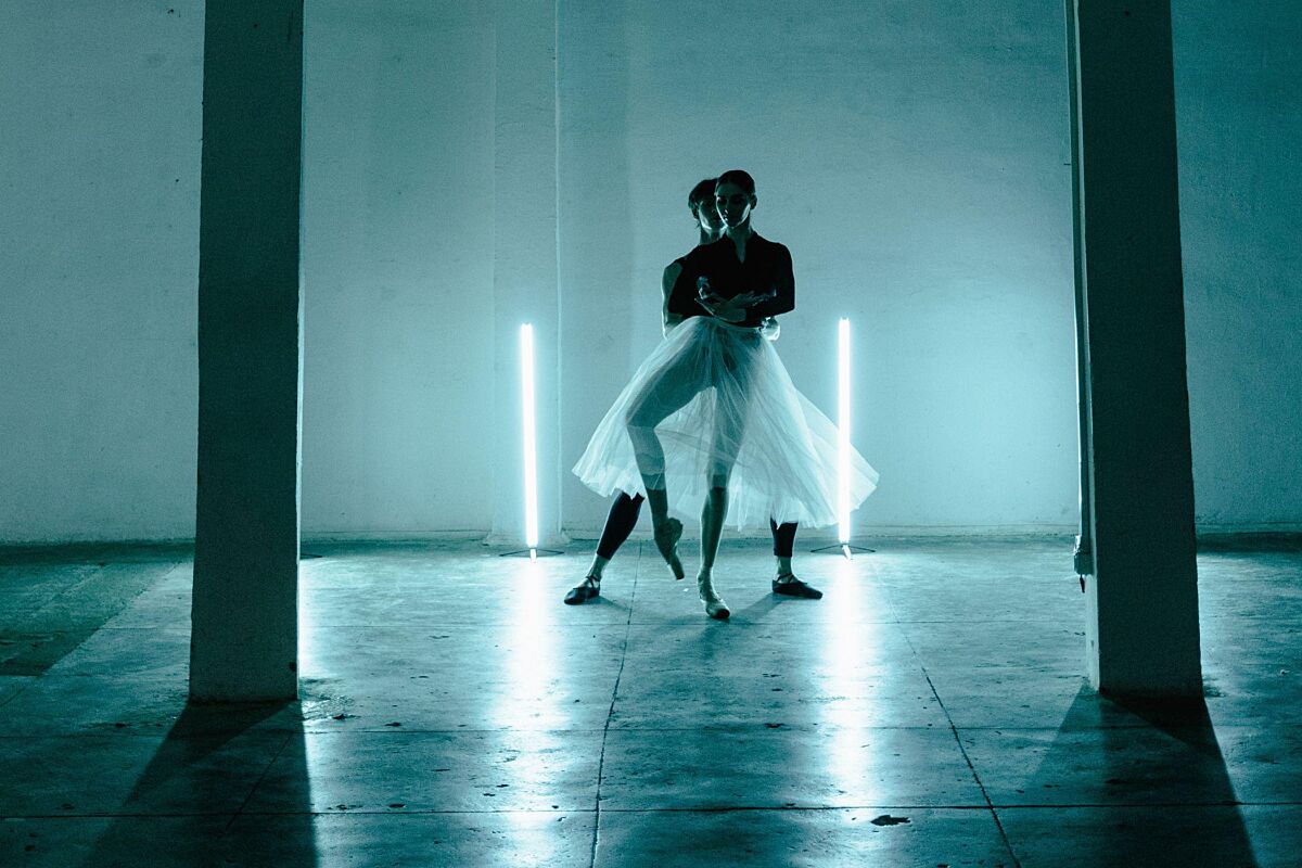Ballet in donkere hal Mart Production via Pexels