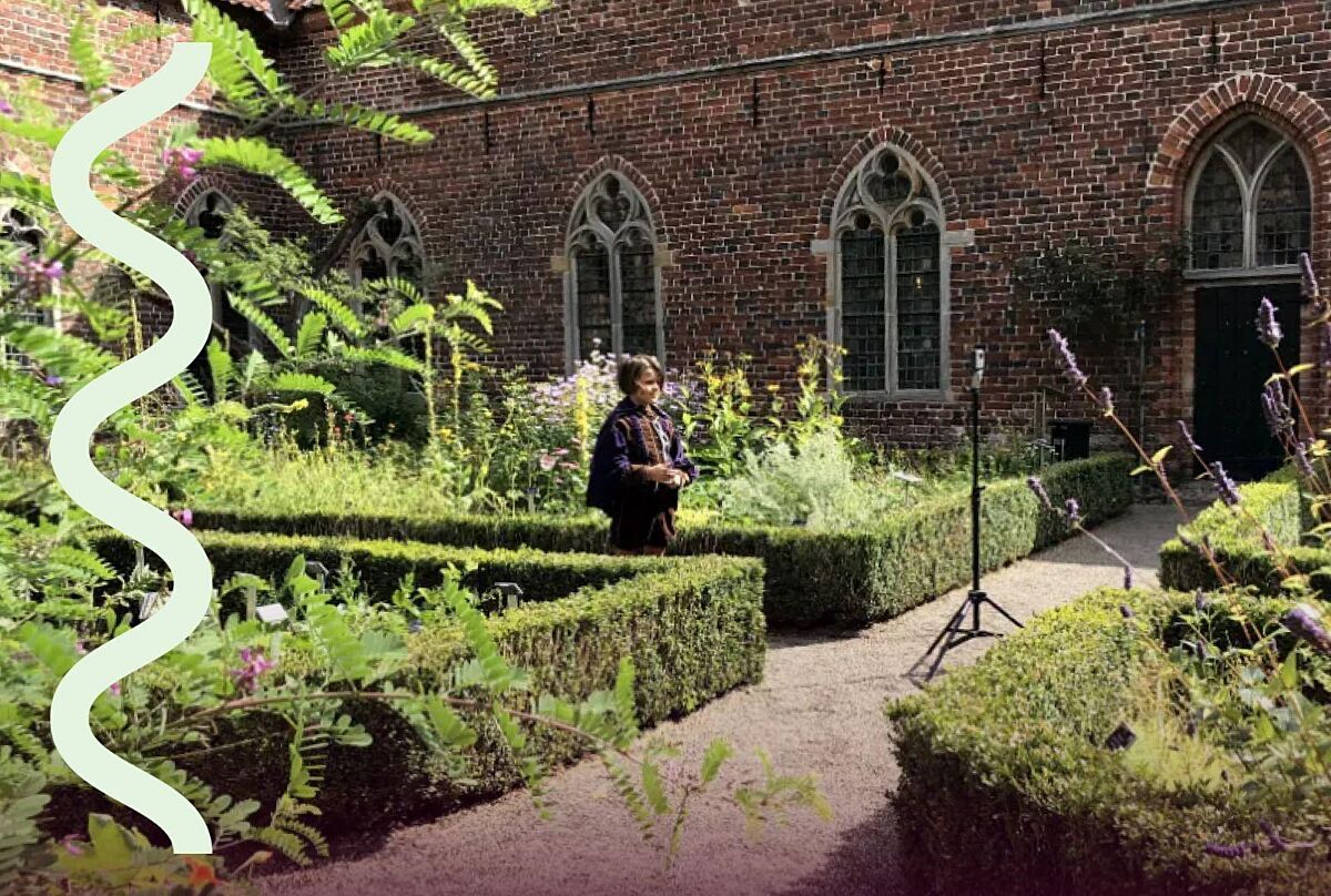 De foto toont een kind in de kloostertuin met kloostermuren op de achtergrond. Dit kind is een acteur en de foto is gemaakt tijdens de opnames voor de escape room.
