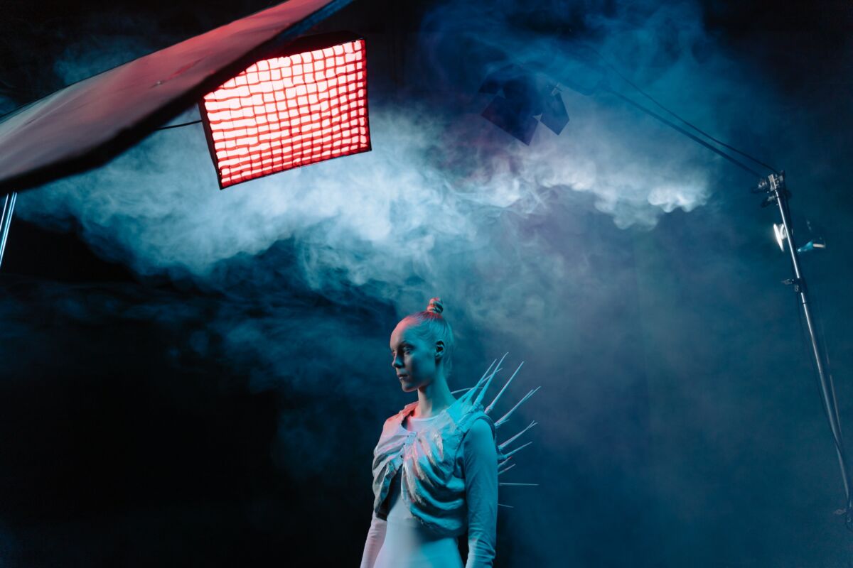 Theaterproductie met lichten en rookmachines.
