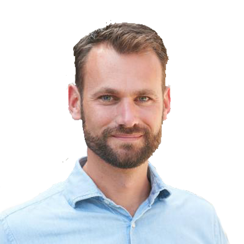 Portret van een man met kort haar en een baard in een lichtblauw overhemd.
