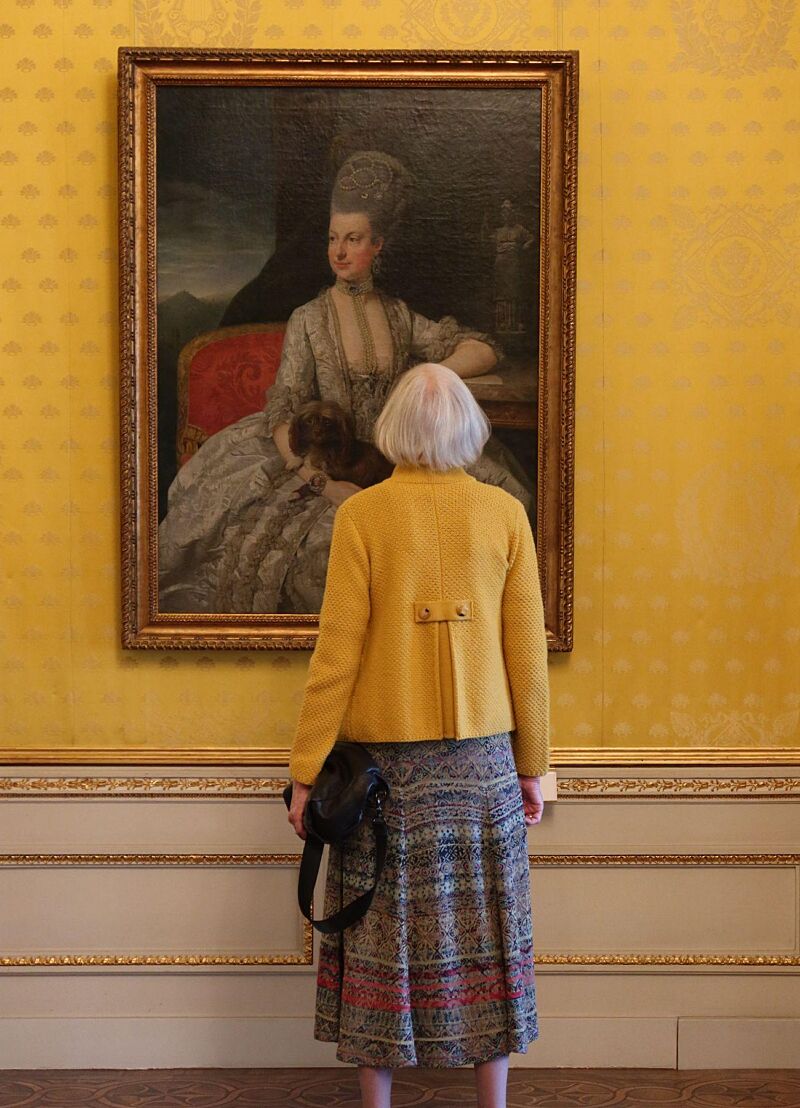 Museumbezoeker bekijkt schilderij