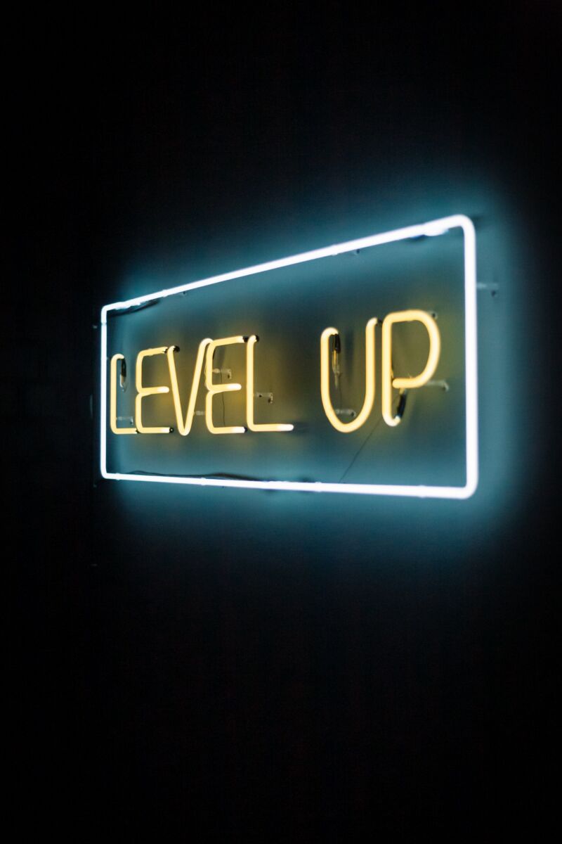 De tekst LEVEL UP in neon licht